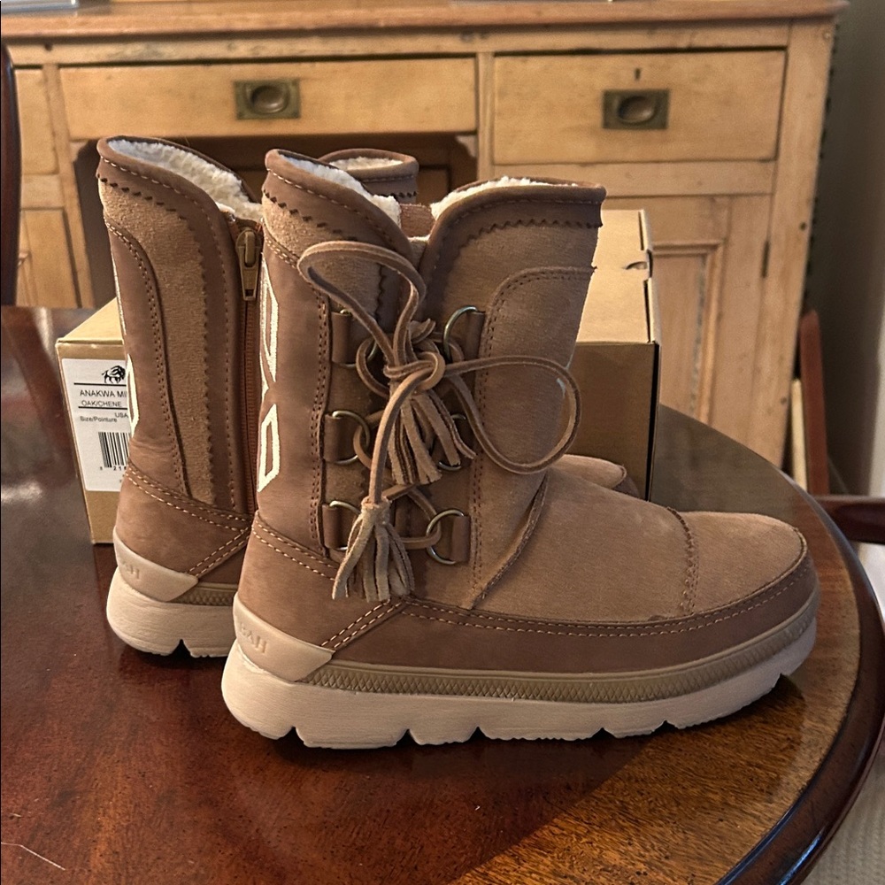 Manitoba women’s mid boot, size 8
